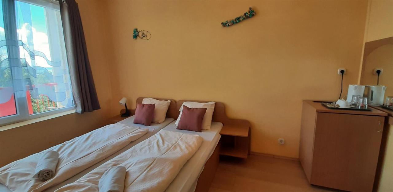 Manuela Ifjusagi Hotel Balatonfured Exterior photo