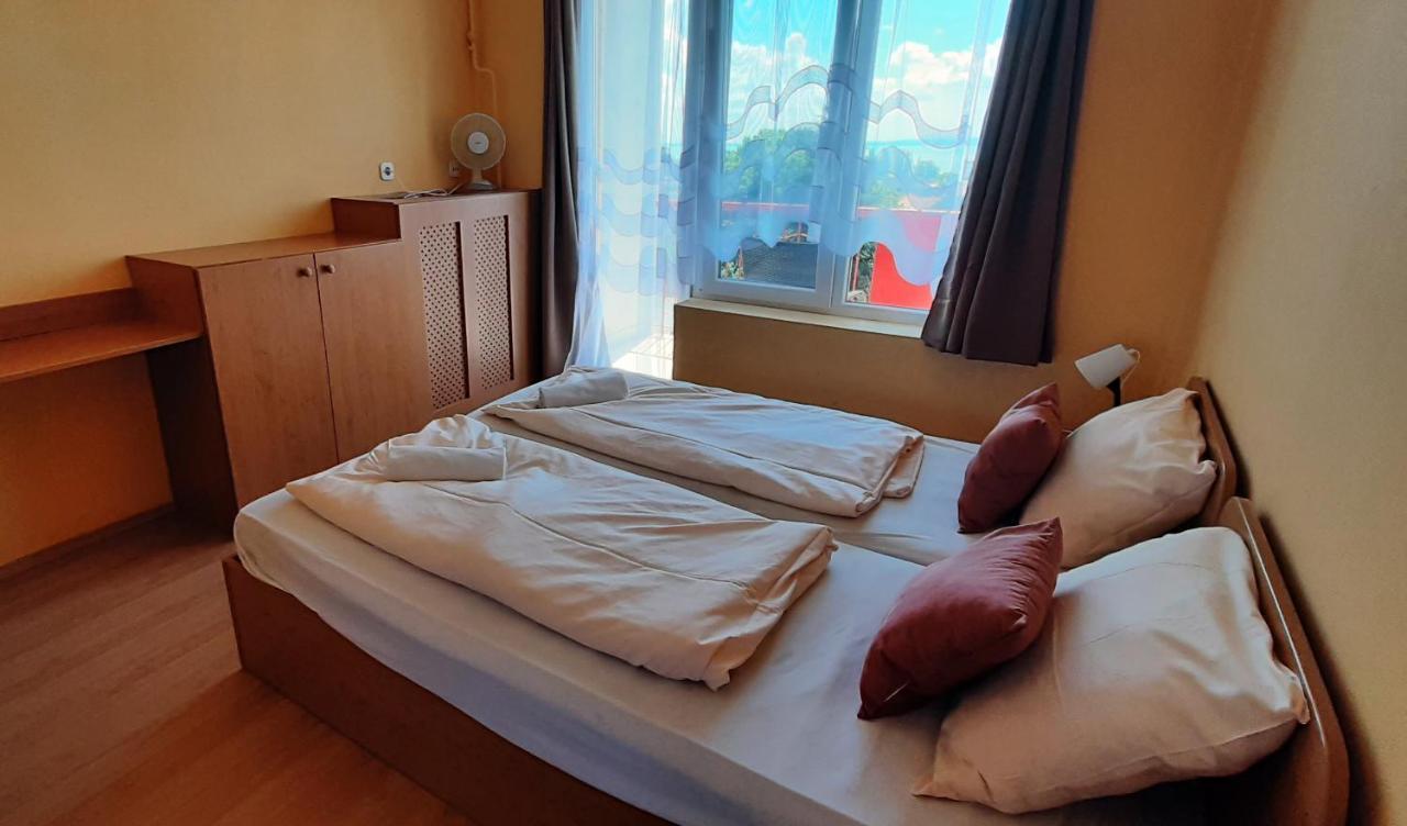 Manuela Ifjusagi Hotel Balatonfured Exterior photo